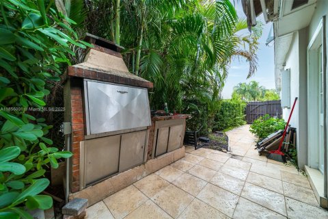 House in Miami, Florida 5 bedrooms, 225.85 sq.m. № 1880396 - photo 10