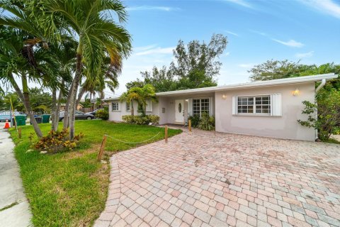 House in Miami, Florida 5 bedrooms, 225.85 sq.m. № 1880396 - photo 13