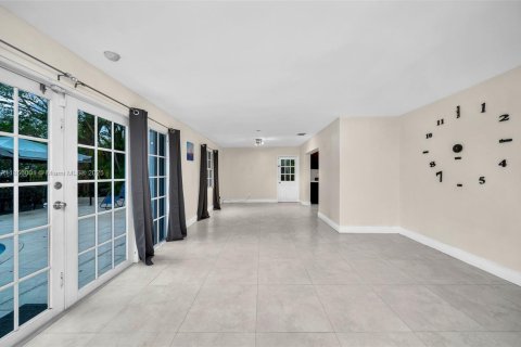House in Miami, Florida 5 bedrooms, 225.85 sq.m. № 1880396 - photo 4