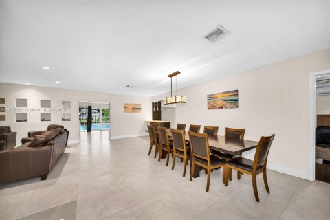 House in Miami, Florida 5 bedrooms, 225.85 sq.m. № 1880396 - photo 5
