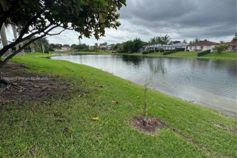 House in Miami, Florida 3 bedrooms, 222.5 sq.m. № 1943427 - photo 12