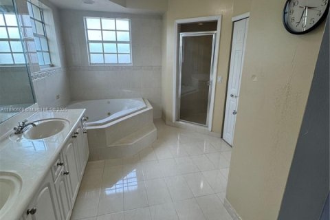 House in Miami, Florida 3 bedrooms, 222.5 sq.m. № 1943427 - photo 23