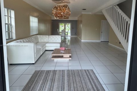 House in Miami, Florida 3 bedrooms, 222.5 sq.m. № 1943427 - photo 2
