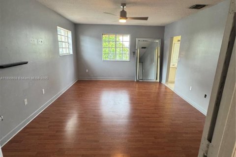 House in Miami, Florida 3 bedrooms, 222.5 sq.m. № 1943427 - photo 21