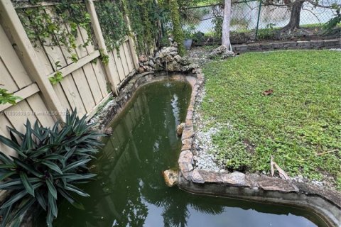 House in Miami, Florida 3 bedrooms, 222.5 sq.m. № 1943427 - photo 13