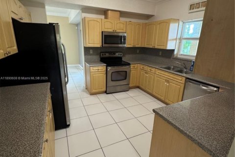 House in Miami, Florida 3 bedrooms, 222.5 sq.m. № 1943427 - photo 4