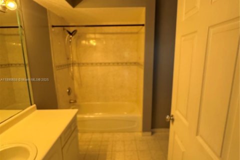 House in Miami, Florida 3 bedrooms, 222.5 sq.m. № 1943427 - photo 29