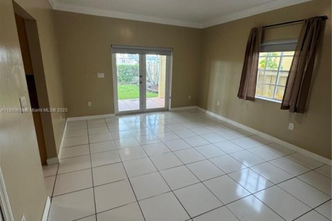 House in Miami, Florida 3 bedrooms, 222.5 sq.m. № 1943427 - photo 16