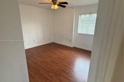 House in Miami, Florida 3 bedrooms, 222.5 sq.m. № 1943427 - photo 28