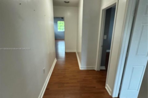 House in Miami, Florida 3 bedrooms, 222.5 sq.m. № 1943427 - photo 30
