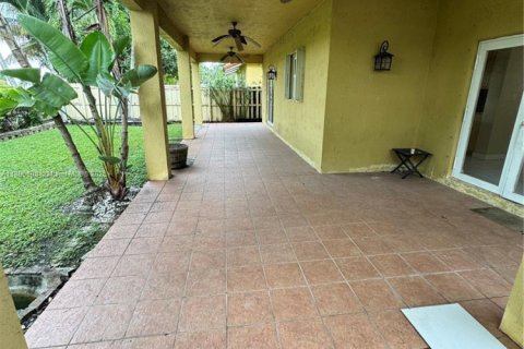 House in Miami, Florida 3 bedrooms, 222.5 sq.m. № 1943427 - photo 6