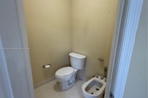 House in Miami, Florida 3 bedrooms, 222.5 sq.m. № 1943427 - photo 24