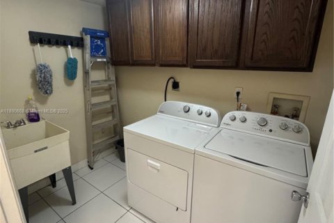 House in Miami, Florida 3 bedrooms, 222.5 sq.m. № 1943427 - photo 19