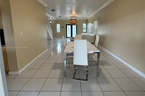 House in Miami, Florida 3 bedrooms, 222.5 sq.m. № 1943427 - photo 3