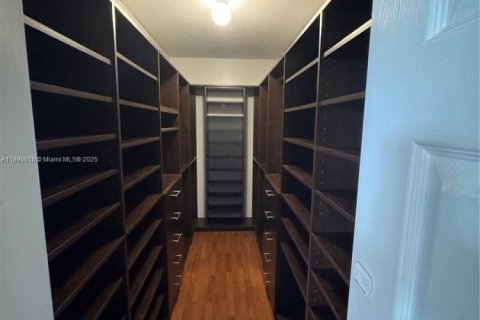 House in Miami, Florida 3 bedrooms, 222.5 sq.m. № 1943427 - photo 22