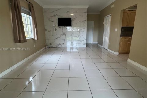 House in Miami, Florida 3 bedrooms, 222.5 sq.m. № 1943427 - photo 17