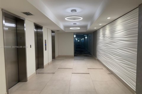 Condo in Hollywood, Florida, 1 bedroom  № 2003606 - photo 27