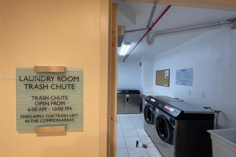 Condo in Hollywood, Florida, 1 bedroom  № 2003606 - photo 24