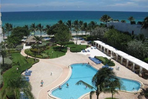 Condo in Hollywood, Florida, 1 bedroom  № 2003606 - photo 2