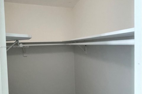 Condo in Hollywood, Florida, 1 bedroom  № 2003606 - photo 15