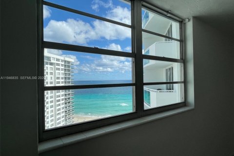 Condo in Hollywood, Florida, 1 bedroom  № 2003606 - photo 12