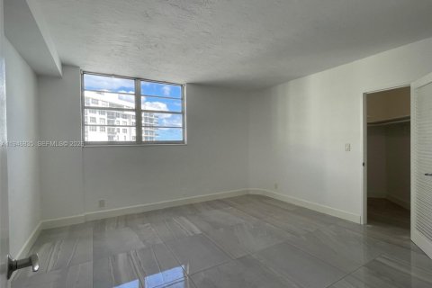 Condo in Hollywood, Florida, 1 bedroom  № 2003606 - photo 11
