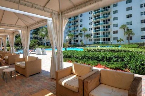 Condo in Hollywood, Florida, 1 bedroom  № 2003606 - photo 17