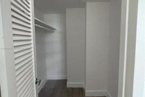 Condo in Hollywood, Florida, 1 bedroom  № 2003606 - photo 14