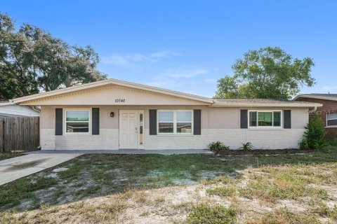 House in Port Richey, Florida 4 bedrooms, 128.21 sq.m. № 2360449