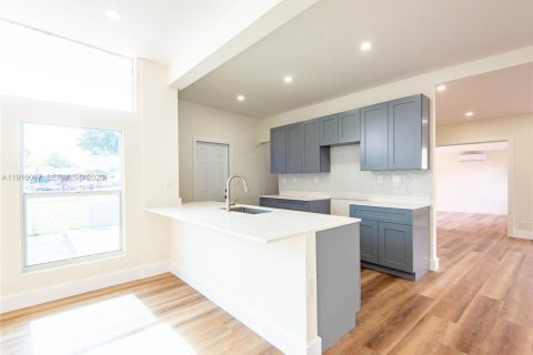 Casa en venta en Fort Lauderdale, Florida, 3 dormitorios, 176.79 m2 № 1987938 - foto 12