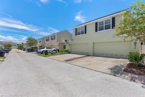 Townhouse in Saint Petersburg, Florida 4 bedrooms, 213.68 sq.m. № 1819177 - photo 30
