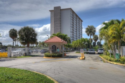 Copropriété à louer à Sunny Isles Beach, Floride: 41.62 m2 № 1862680 - photo 1