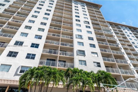 Copropriété à louer à Sunny Isles Beach, Floride: 41.62 m2 № 1862680 - photo 2