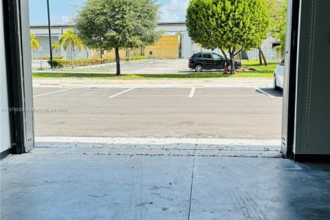 Propiedad comercial en alquiler en Medley, Florida № 1162070 - foto 1