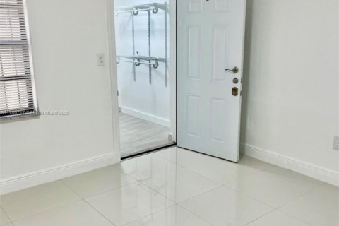 Casa en venta en Hialeah, Florida, 5 dormitorios, 242.47 m2 № 1860636 - foto 20