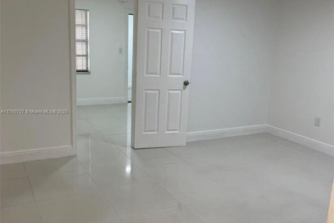 Casa en venta en Hialeah, Florida, 5 dormitorios, 242.47 m2 № 1860636 - foto 18