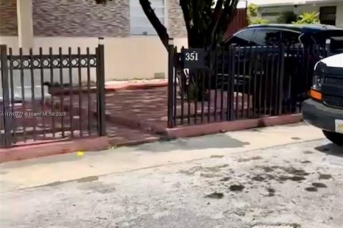 Casa en venta en Hialeah, Florida, 5 dormitorios, 242.47 m2 № 1860636 - foto 2