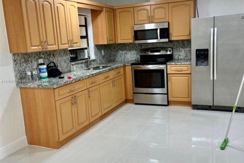 Casa en venta en Hialeah, Florida, 5 dormitorios, 242.47 m2 № 1860636 - foto 19