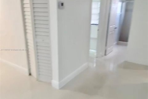 Casa en venta en Hialeah, Florida, 5 dormitorios, 242.47 m2 № 1860636 - foto 12