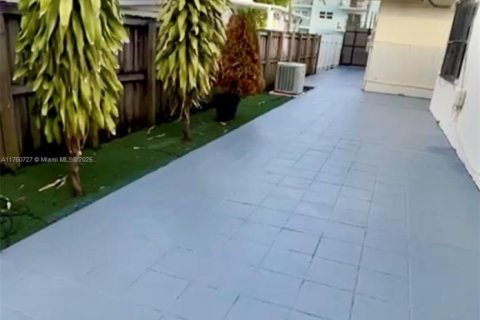 Casa en venta en Hialeah, Florida, 5 dormitorios, 242.47 m2 № 1860636 - foto 16