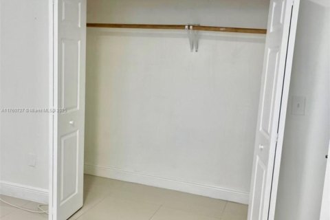 Casa en venta en Hialeah, Florida, 5 dormitorios, 242.47 m2 № 1860636 - foto 21