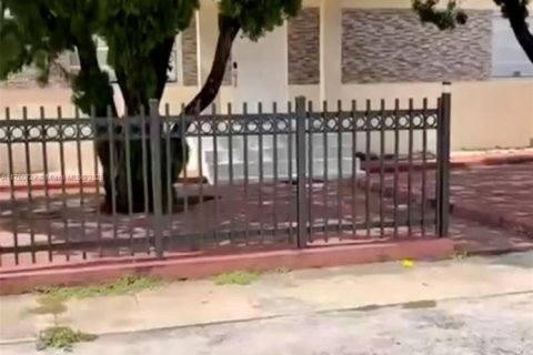 Casa en venta en Hialeah, Florida, 5 dormitorios, 242.47 m2 № 1860636 - foto 1