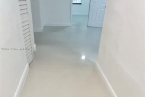 Casa en venta en Hialeah, Florida, 5 dormitorios, 242.47 m2 № 1860636 - foto 13