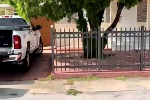 Casa en venta en Hialeah, Florida, 5 dormitorios, 242.47 m2 № 1860636 - foto 3