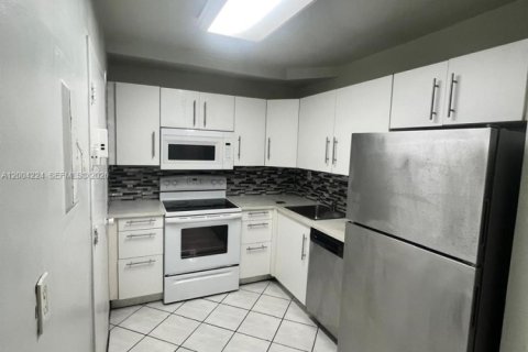 Condo in North Bay Village, Florida, 1 bedroom  № 2068563 - photo 7