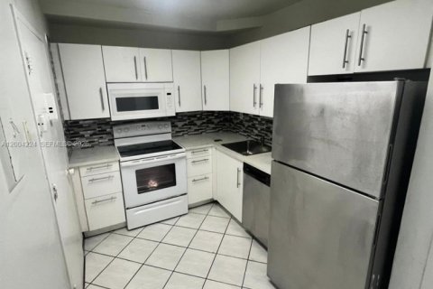 Condo in North Bay Village, Florida, 1 bedroom  № 2068563 - photo 12