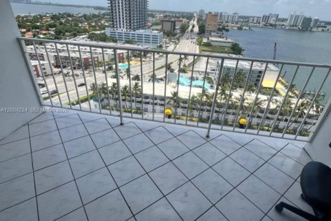 Condo in North Bay Village, Florida, 1 bedroom  № 2068563 - photo 14