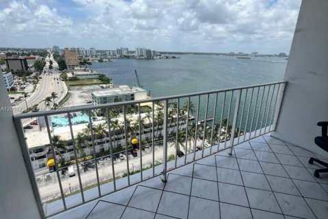 Condo in North Bay Village, Florida, 1 bedroom  № 2068563 - photo 6