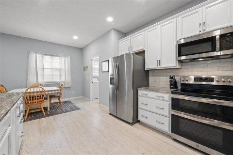 House in Winter Springs, Florida 2 bedrooms, 144.93 sq.m. № 2396532 - photo 19