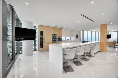 Condo in Sunny Isles Beach, Florida, 4 bedrooms  № 1998169 - photo 14
